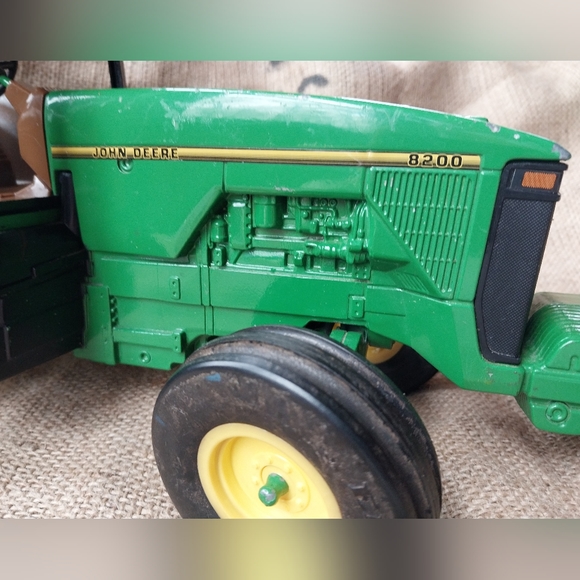 1/16 JOHN DEERE 8200 W/STRIPE DECAL NO Box ERTL Steering Mechanism Intact - Picture 4 of 16